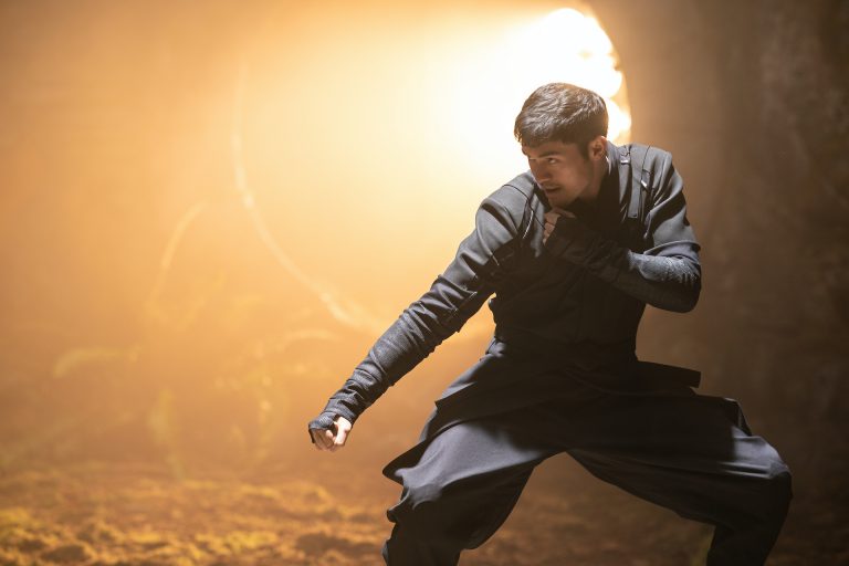 Henry Golding (Snake Eyes) vo filme Snake Eyes: G.I. Joe Origins © 2021 Paramount Pictures, Metro-Goldwyn-Mayer Pictures a Skydance