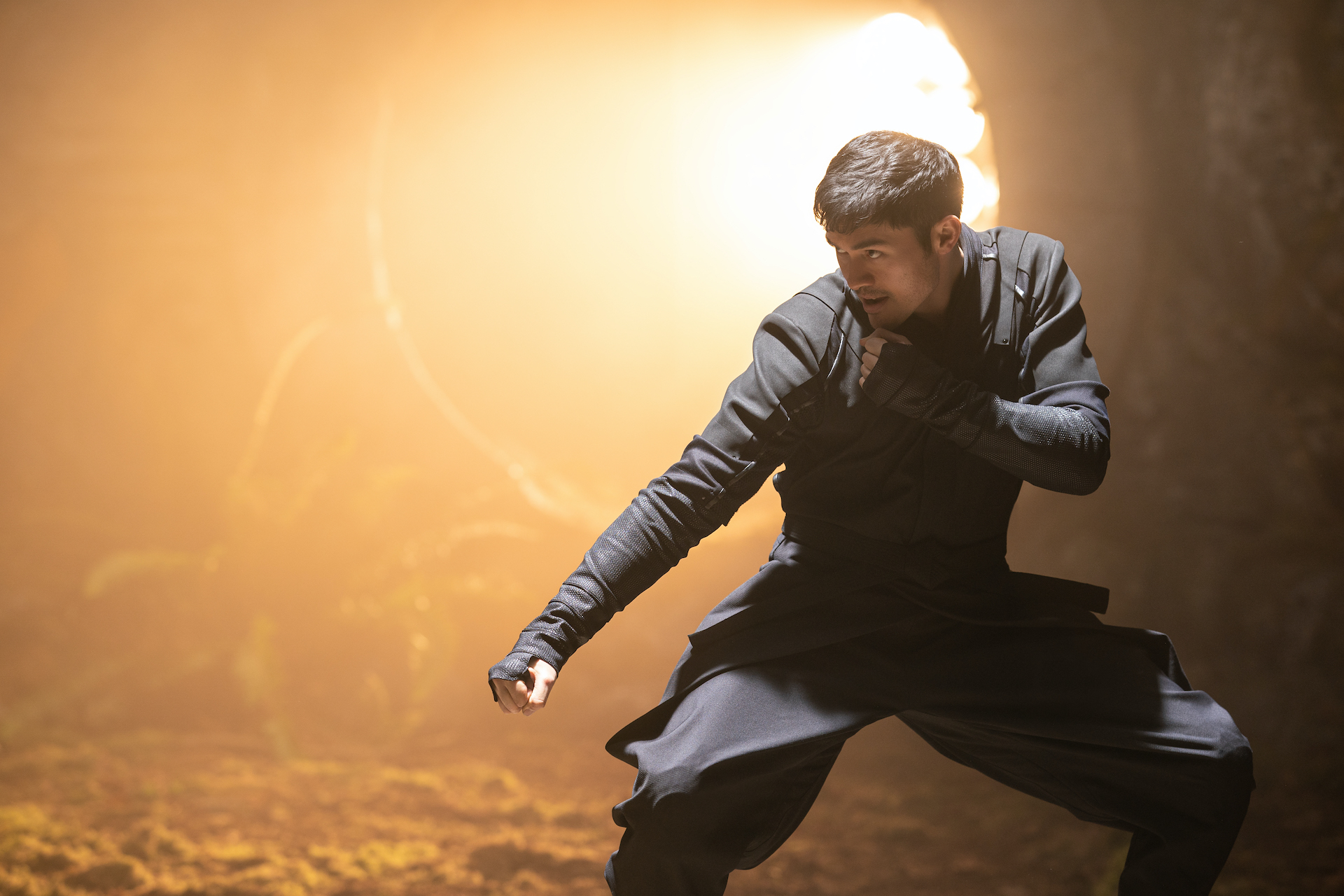 Henry Golding (Snake Eyes) vo filme Snake Eyes: G.I. Joe Origins © 2021 Paramount Pictures, Metro-Goldwyn-Mayer Pictures a Skydance
