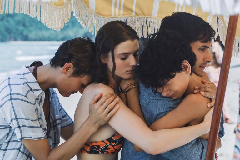 Záber z filmu Čas. Zľava: Prisca (Vicky Krieps), Maddox (Thomasin McKenzie), Guy (Gael García Bernal) and Trent (Luca Faustino Rodriguez) © 2021 CinemArt