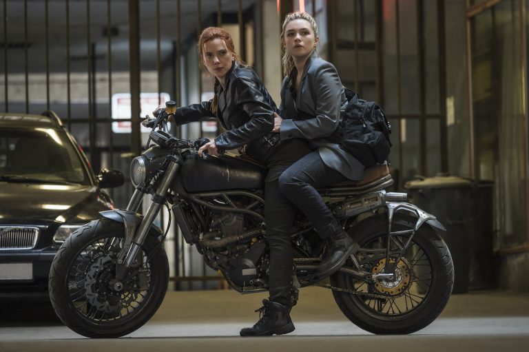 Scarlett Johansson (Black Widow/Natasha Romanoff) a Florence Pugh (Yelena) vo filme Black Widow © 2020 Marvel Studios, Jay Maidment