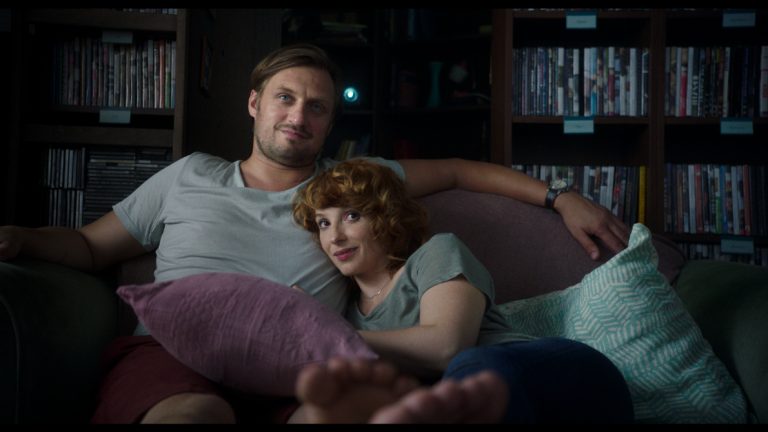 Lászlo Mátray a Vica Kerekes vo filme Snúbenec alebo milenec? © 2021 Bontonfilm