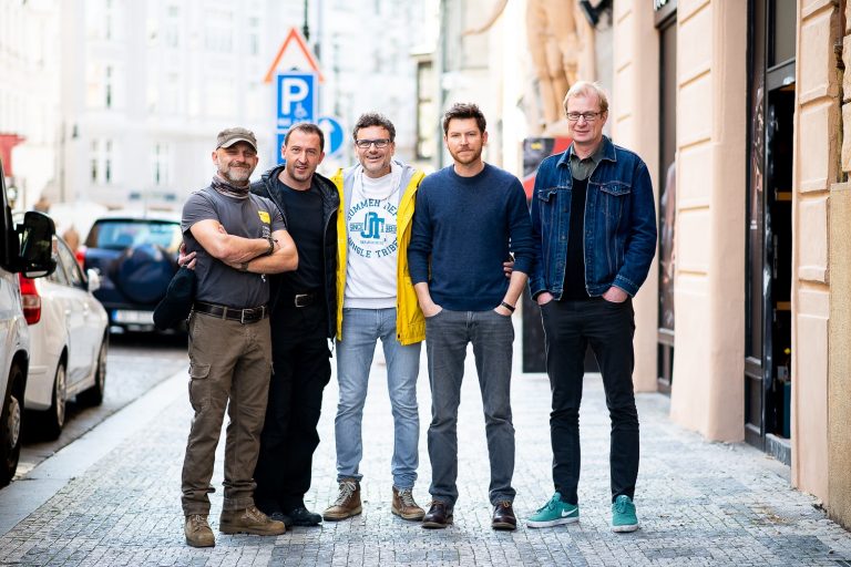 Herci a režisé Čermák, Hofmann, Hartl, Švehlík, Pechlát z filmu Prvok, Šampón, Tečka a Karel © 2021 Bontonfilm