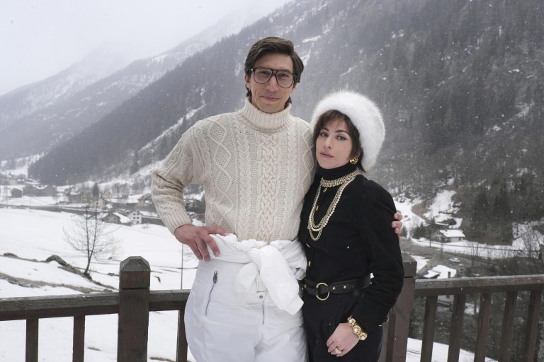 Adam Driver (Maurizio Gucci) a Lady Gaga (Patrizia Reggiani) vo filme Ridleyho Scotta Klan Gucci © 2021 Metro Goldwyn Mayer Pictures, Fabio Lovino