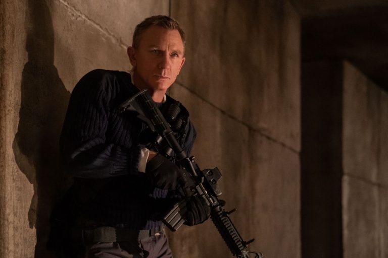 Daniel Craig (James Bond) vo filme Nie je čas zomrieť © 2021 Forum Film