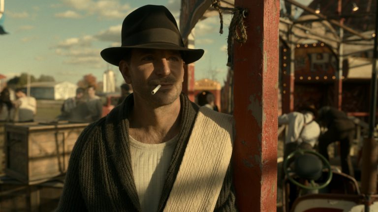 Bradley Cooper vo filme Ulička nočných môr © 2021 20th Century Studios