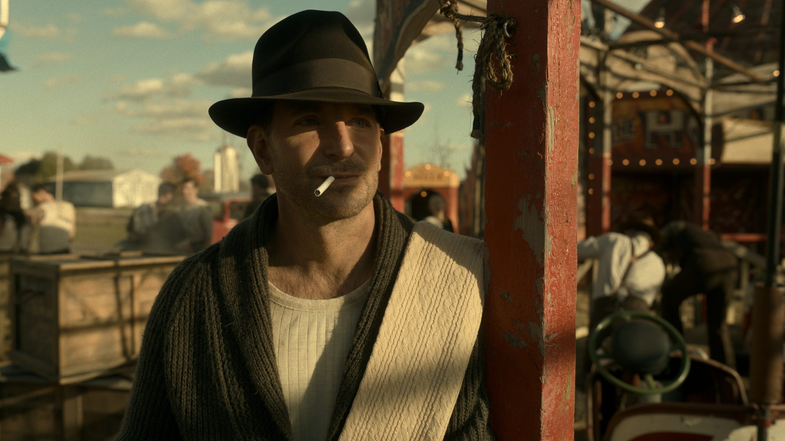 Bradley Cooper vo filme Ulička nočných môr © 2021 20th Century Studios
