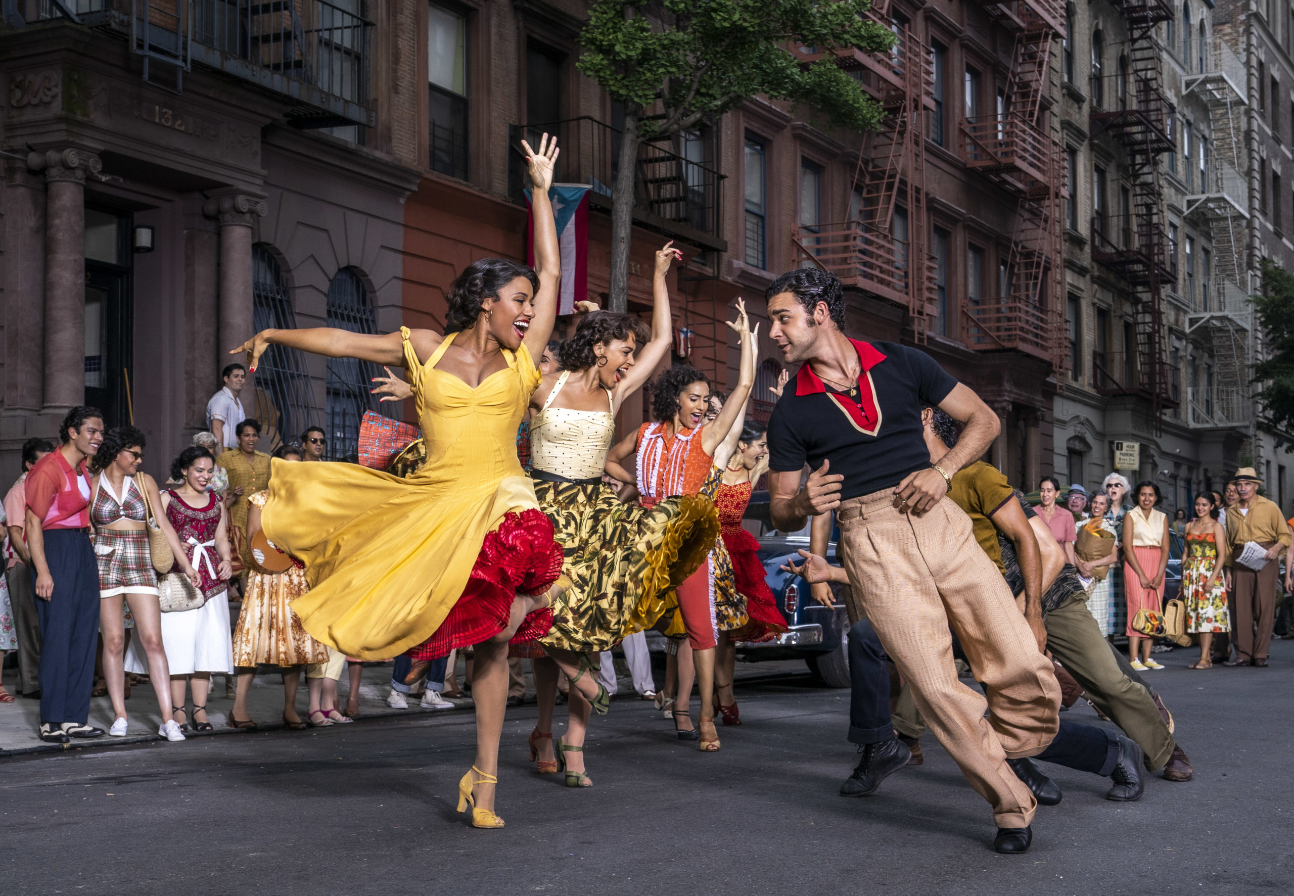 Ariana DeBose (Anita) a David Alvarez (Bernardo) vo fime West Side Story © 2020 Twentieth Century Fox Film Corporation, Niko Tavernise