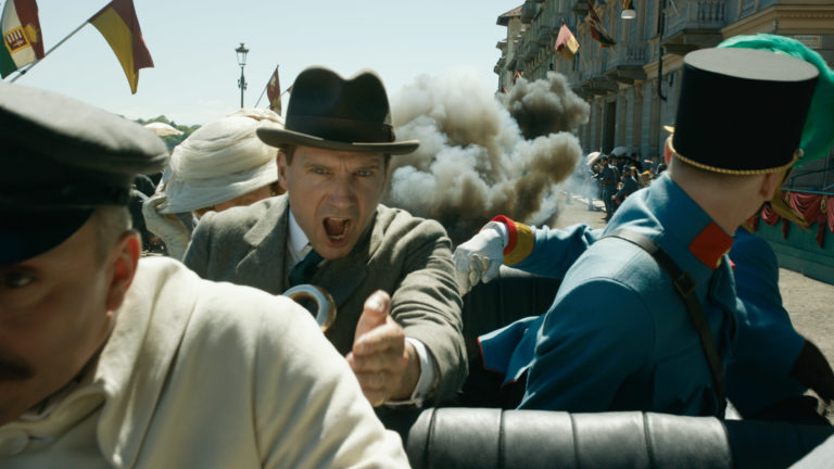 Ralph Fiennes (Oxford) vo filme Kingsman: Prvá misia © 2020 Twentieth Century Fox Film Corporation. All Rights Reserved.