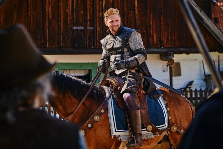 Tomáš Klus vo filme Tajomstvo starej Bambitky 2 © 2021 Magic Box