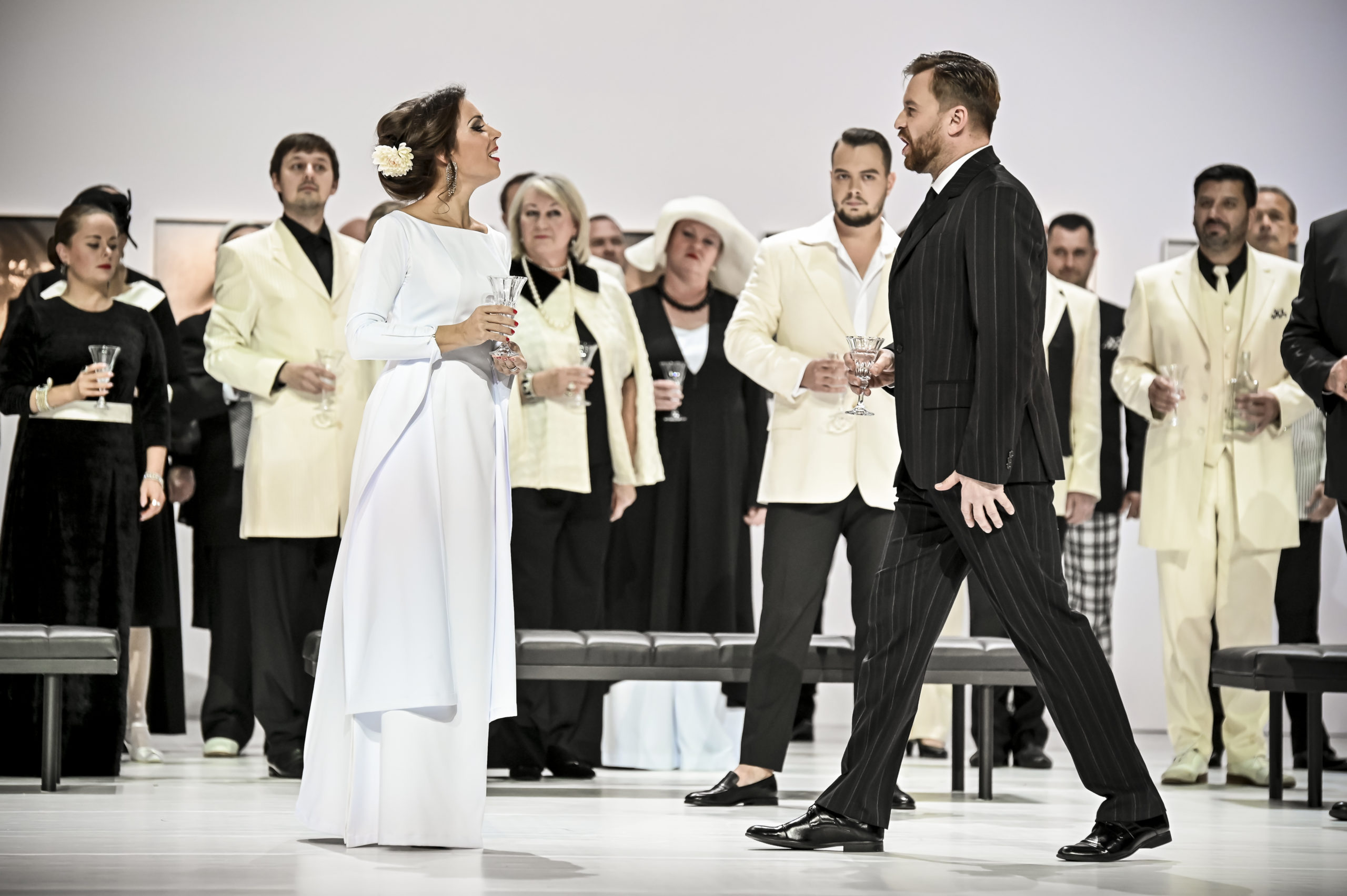 Adriana Kučerová (Violetta Valéry), Pavol Bršlík (Alfredo Germont) v opere La triviata © SND