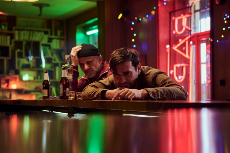 Hynek Čermák a Milan Ondrík vo filme Tieňohra © 2022 Hangar Films