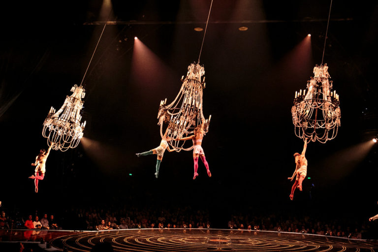 Chandelier_Lucas Saporiti Costumes Dominique Lemieux 2015 Cirque du Soleil Photo 2