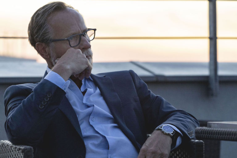 Karel Roden ako súdny exekútor Karel Jaroš © 2022 Bontonfilm