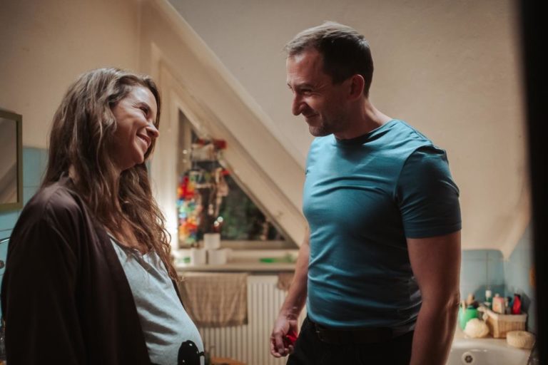 Martin Hofmann a Kristina Svarinská vo filme Striedavka © 2022 Bontonfilm