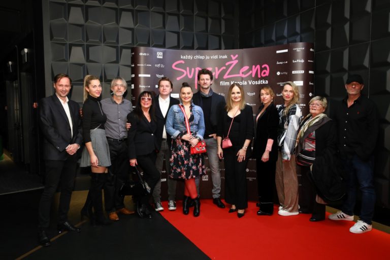 Slávnostná premiéra slovenskej filmovej komédie Superžena bola plná známych tvárí