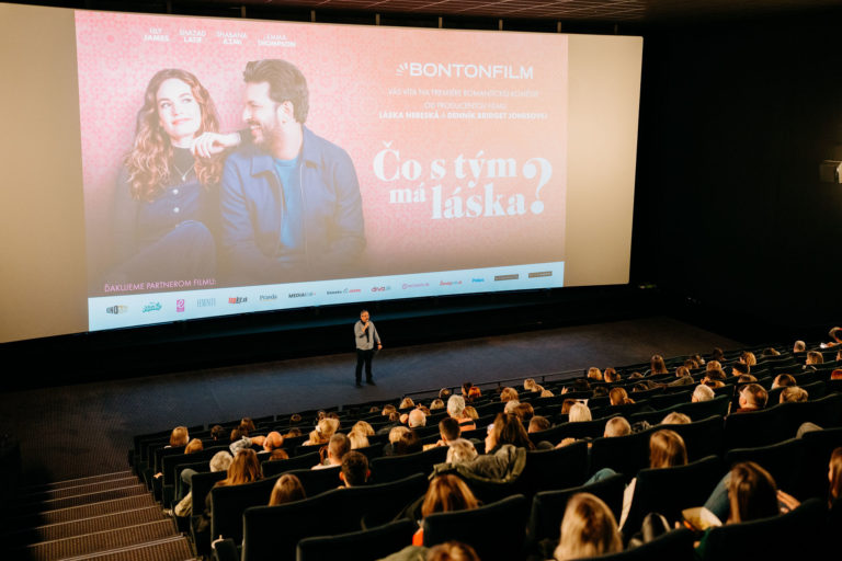 Romantická komédia&nbsp;Čo s&nbsp;tým má láska?&nbsp;zaujala mnohé známe tváre.