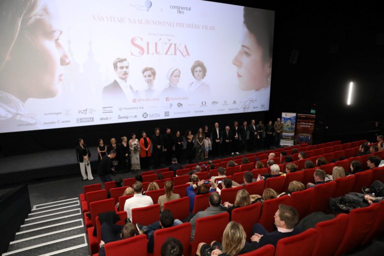 Historická dráma Slúžka má za sebou slávnostnú premiéru, naplnenú známymi tvárami