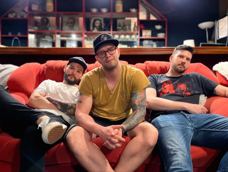 Kapela Yearsbelow si výročie vojny pripomínajú emotívnym singlom Eastern Voices