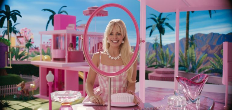 Komédia o bábike Barbie sa predstavuje bláznivým trailerom