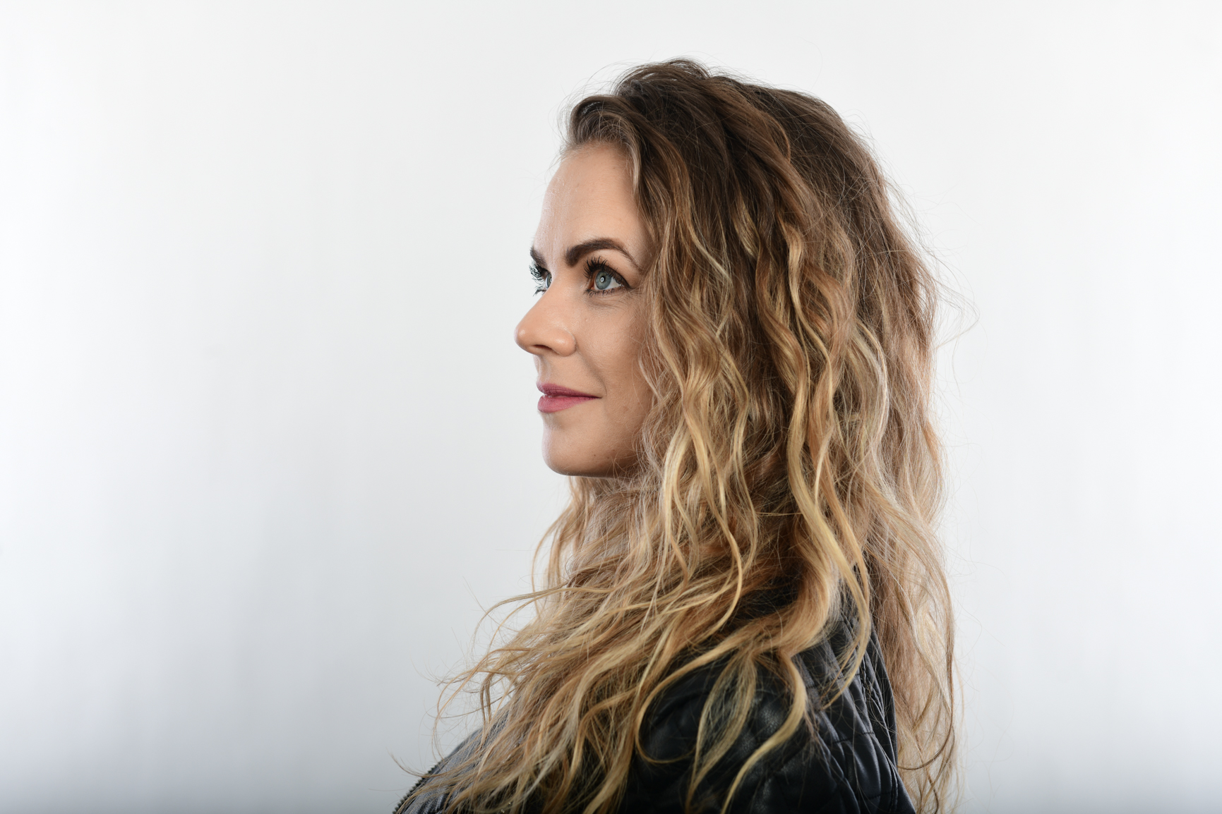Julie Nox prekvapuje inovatívnym debutom Tiene s hlbokou témou