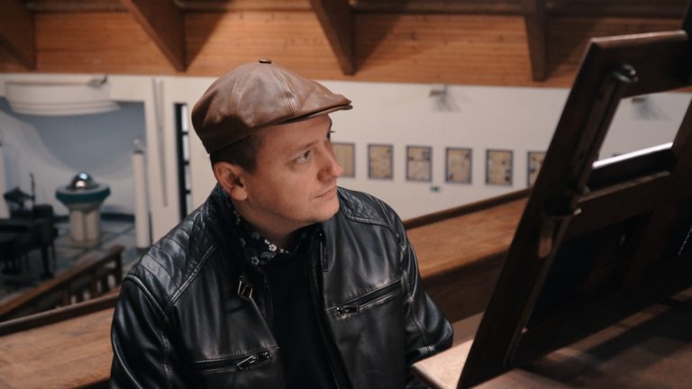 Michal Mesjar & Nikoleta Šurinová vzdávajú poctu Dorianovi Yates v&nbsp;orgánovo-popovom videoklipe