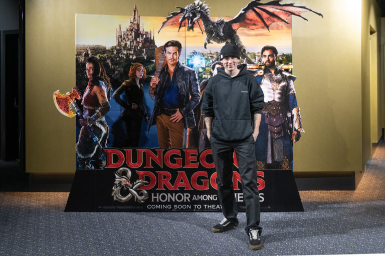 Premiéru Dungeons & Dragons: Česť zlodejov si nenechalo ujsť viacero mladých známych tvárí
