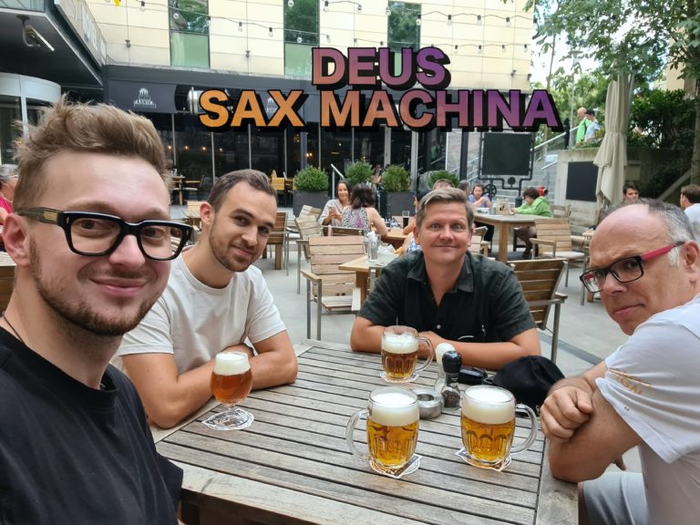 Hommage to Arnošt Coufal v podaní Martina Uhereka a saxofónového telesa Deus Sax Machina