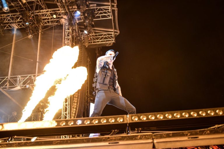 Na tretí deň pálilo slnko aj ohne. Návrat k víkendu plnému rocku, metalu a punku