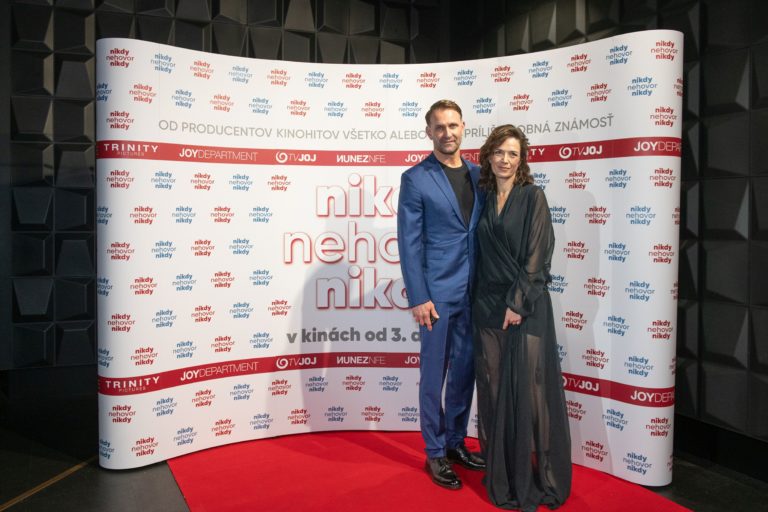 Slávnostná premiéra filmu Nikdy nehovor nikdy bola plná slovenských a českých hviezd
