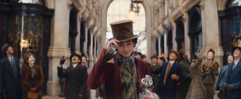 Timothée Chalamet sa predstavuje ako Wonka v traileri rovnomenného čokoládového filmu