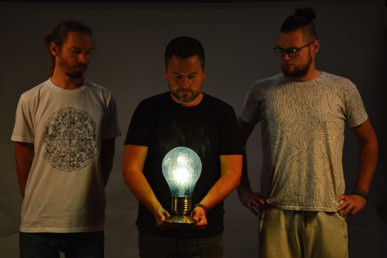Druhý album kapely Protiklad je vonku, strieda úzkosť s nádejou z krajiny na periférii.