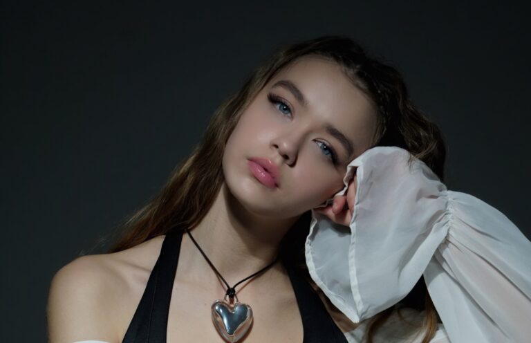Polina Babiy zverejnila svoju prvú slovenskú skladbu. Novinku Ďaleko venovala otcovi na Ukrajine
