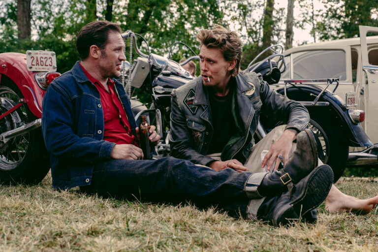 (L to R) Tom Hardy as Danny and Austin Butler as Benny in director Jeff Nichols' THE BIKERIDERS, a Focus Features release. Credit: Kyle Kaplan/Focus Features. © 2024 Focus Features. All Rights Reserved.