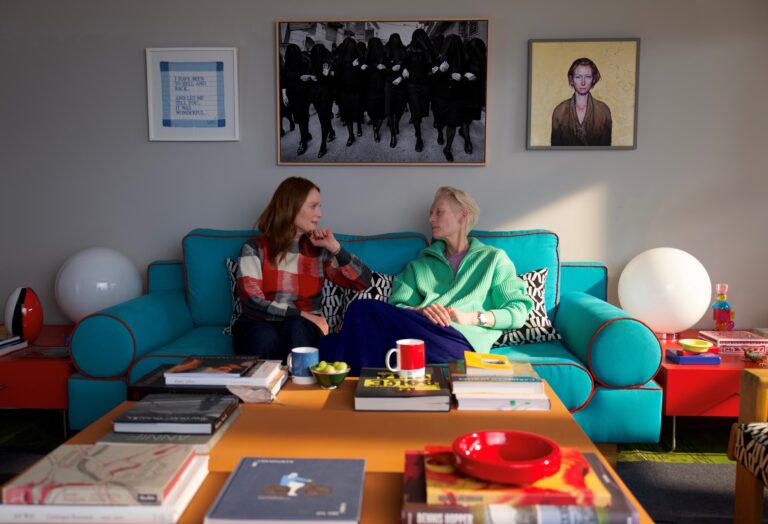 O mesiac bude v kinách Julianne Moore sprevádzať Tildu Swinton na konci života vo filme Vedľajšia izba