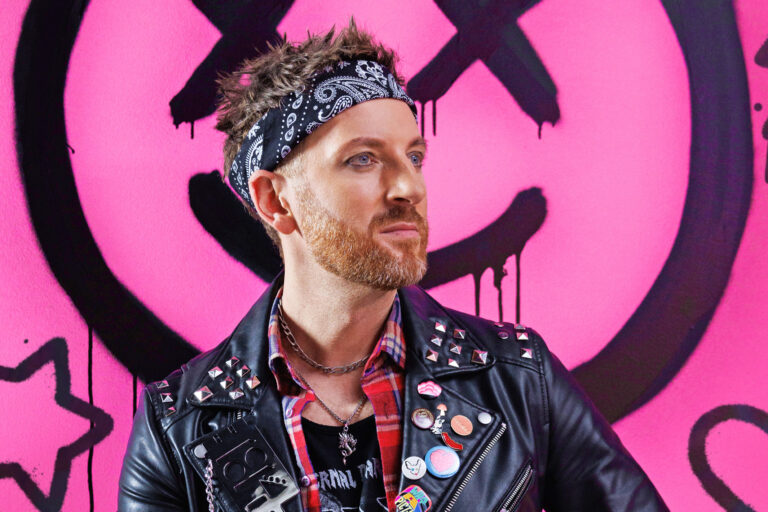 Miro Jaroš vydal nový album. Namaľoval sa a spravil zo seba rockera!