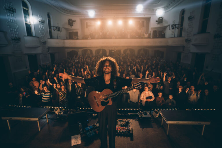 Vyhrajte súkromný koncert gitarového virtuóza Dávida Bíleka, strhujúcu show predvedie aj vo vašej obývačke!
