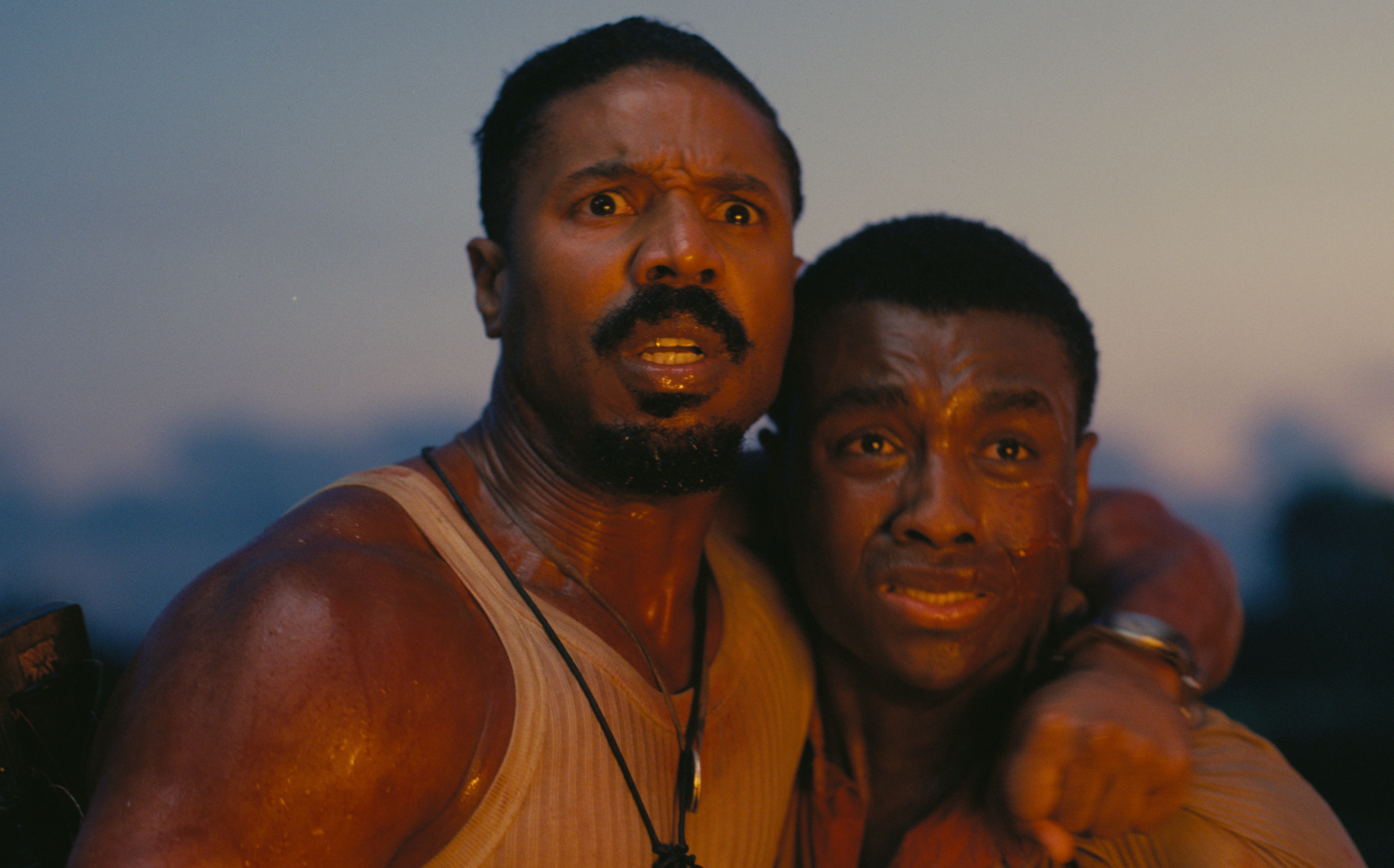 Krvilační upíri a Michael B. Jordan v dvojrole  – horor Hriešnici sa predstavuje novým trailerom
