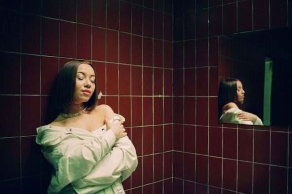 Laris Diam vydáva svoje debutové EP „Bonpari“ – denník plný emócií a vlastnej hudby
