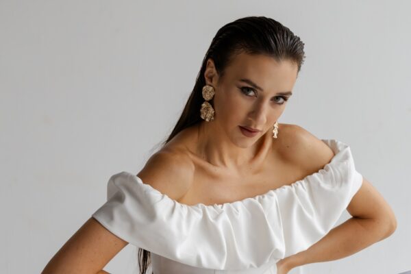 Kristína Vrecková prináša na slovenskú hudobnú scénu svoj prvý slovenský country‑pop v singli Život je teraz