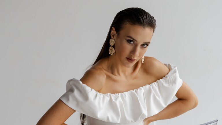 Kristína Vrecková prináša na slovenskú hudobnú scénu svoj prvý slovenský country‑pop v singli Život je teraz