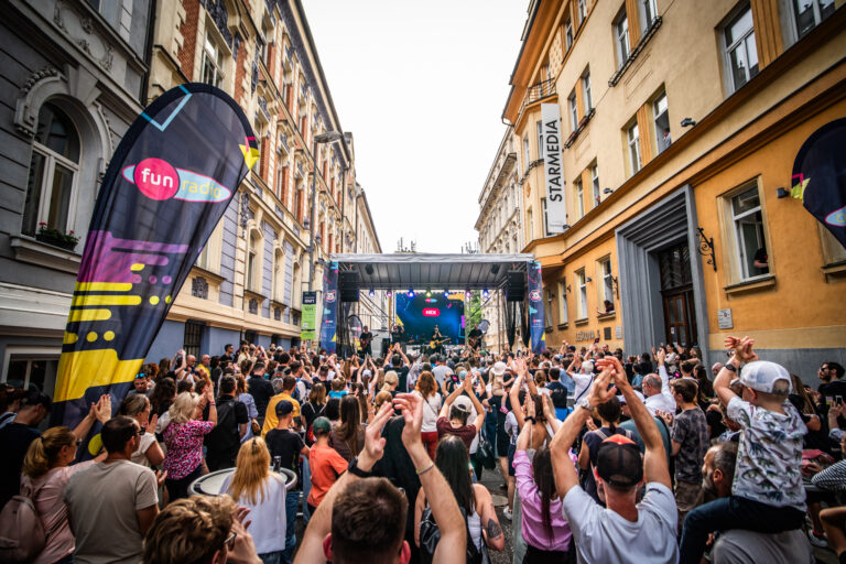 Fun rádio oslávilo 35 rokov celodenným živým vysielaním, kvôli ktorému uzatvorili ulicu v centre Bratislavy