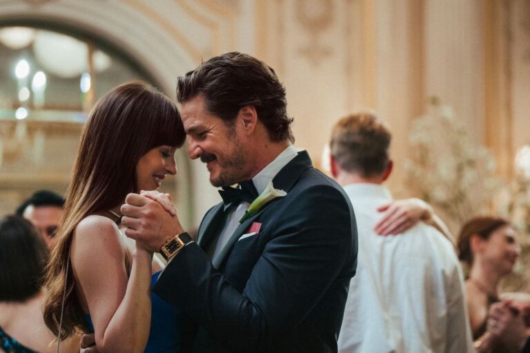 Najviac sexy trojuholník tohto leta: Dakota Johnson, Pedro Pascal a Chris Evans. Čo chceš viac?