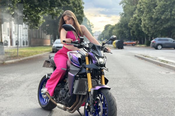 Vanesa Horáková rozospievala ulice v troch jazykoch. Novinka Bailar je oslavou tanca, slobody a leta