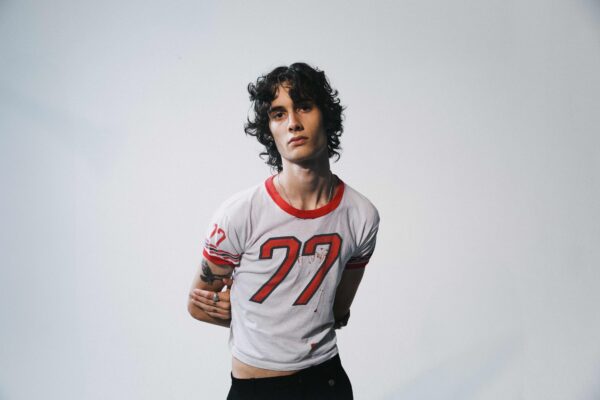 Hudobný objav tohto roku, sombr, vydal debutový album