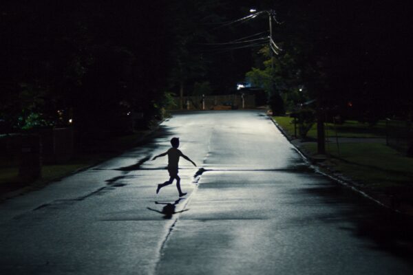 Do kín prichádza mysteriózny horor Zbrane: Záhadné zmiznutie detí odštartuje vašu nočnú moru!