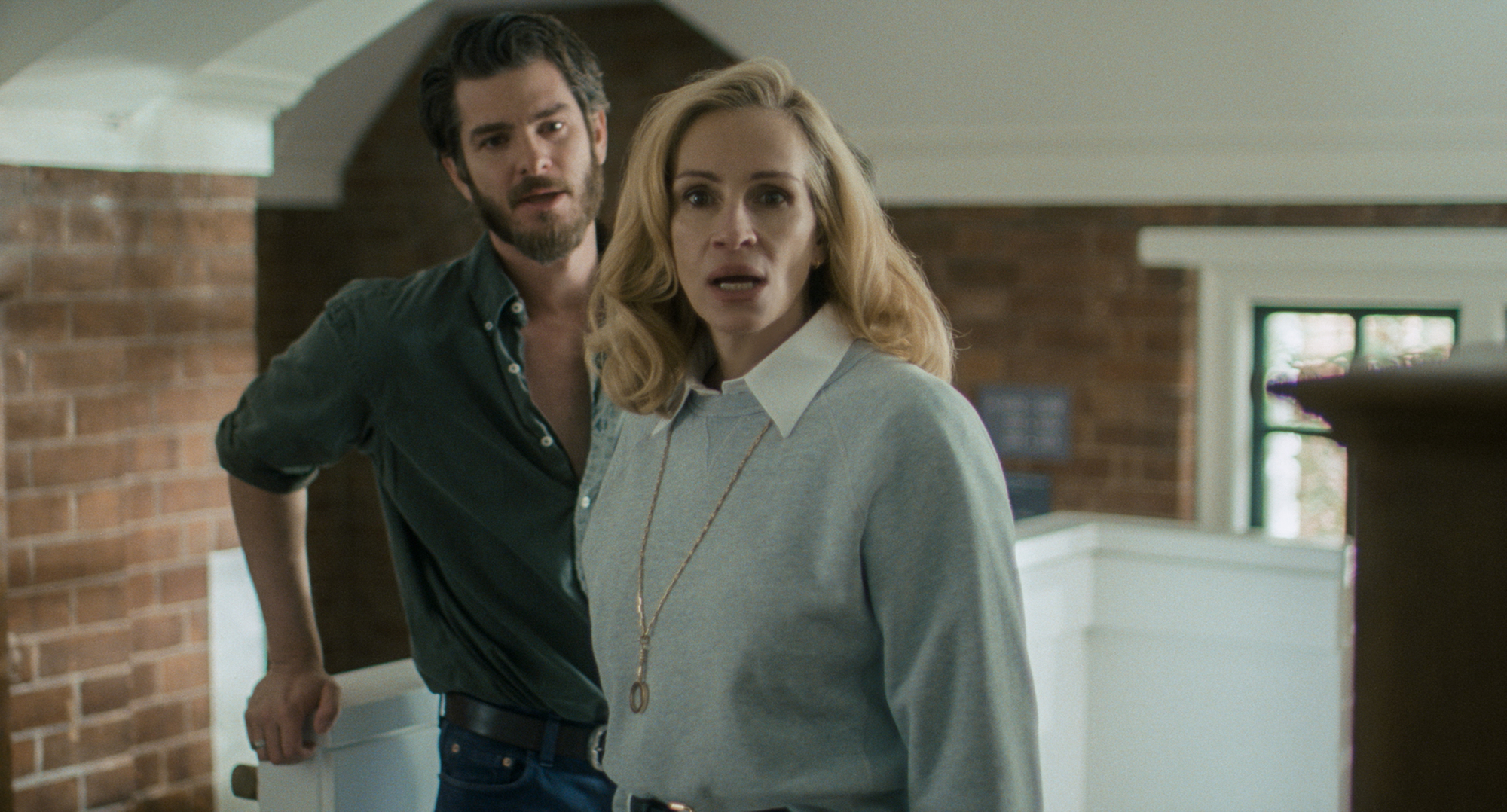 (L to R) Andrew Garfield as Hank and Julia Roberts as Alma in AFTER THE HUNT, from Amazon MGM Studios.Photo Credit: Courtesy of Amazon MGM Studios© 2025 Amazon Content Services LLC. All Rights Reserved.