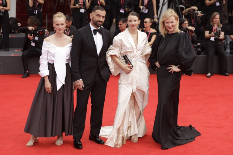 Snímka Otec mala svoju svetovú premiéru na Medzinárodnom filmovom festivale v Benátkach.