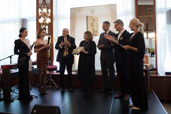 Zlatý prášok, baletky, hudba a celebrity. Kamil Peteraj oslavoval 80-tku