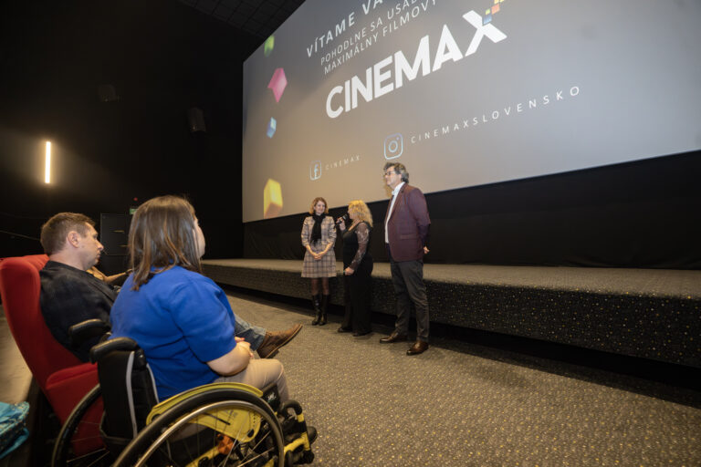 Kino pre všetkých: Uviedli sme premietanie pre nevidiacich a mikulášske projekcie pre deti s autizmom