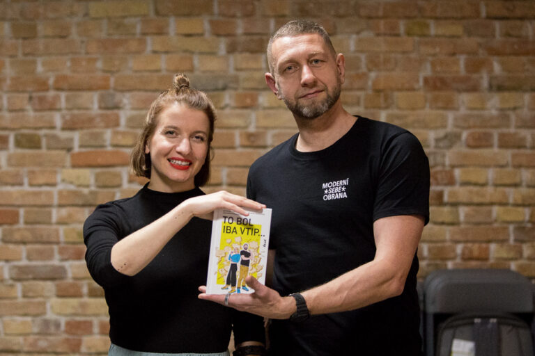 Jasmina a Pavel s knihou